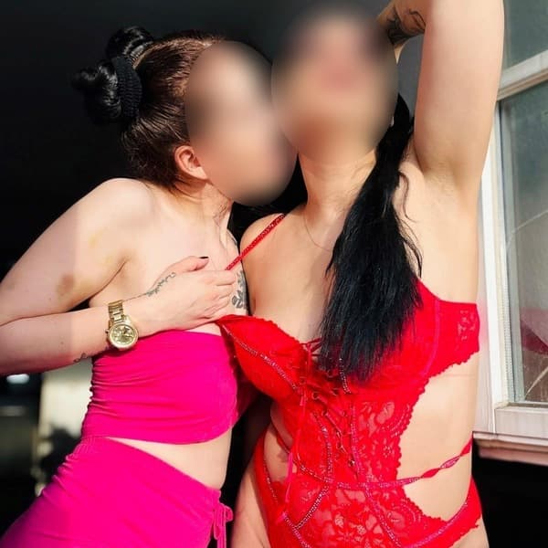 Hot duo Ari & Emma